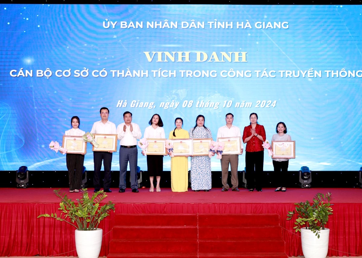 Phó Chủ tịch Thường trực HĐND tỉnh Hầu Minh Lợi; Phó Chủ tịch UBND tỉnh Hà Thị Minh Hạnh trao Bằng khen của Chủ tịch UBND tỉnh cho cán bộ cơ sở có thành tích trong công tác truyền thông.