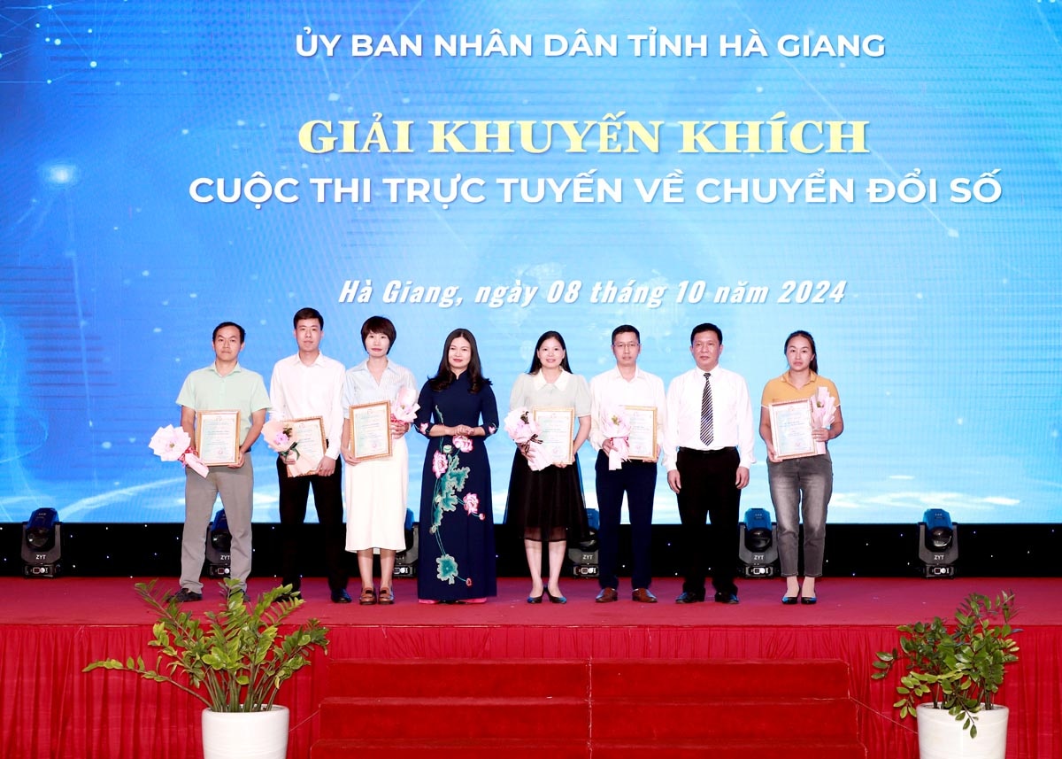 Trưởng Ban Tuyên giáo Tỉnh uỷ Vương Ngọc Hà ; Giám đốc Sở Thông tin và Truyền thông Đỗ Thái Hoà trao giải Khuyến khích cho các cá nhân.