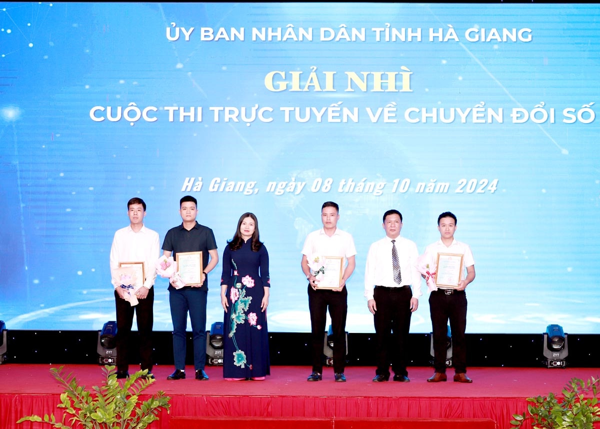 Trưởng Ban Tuyên giáo Tỉnh uỷ Vương Ngọc Hà ; Giám đốc Sở Thông tin và Truyền thông Đỗ Thái Hoà trao giải Nhì cho các cá nhân.