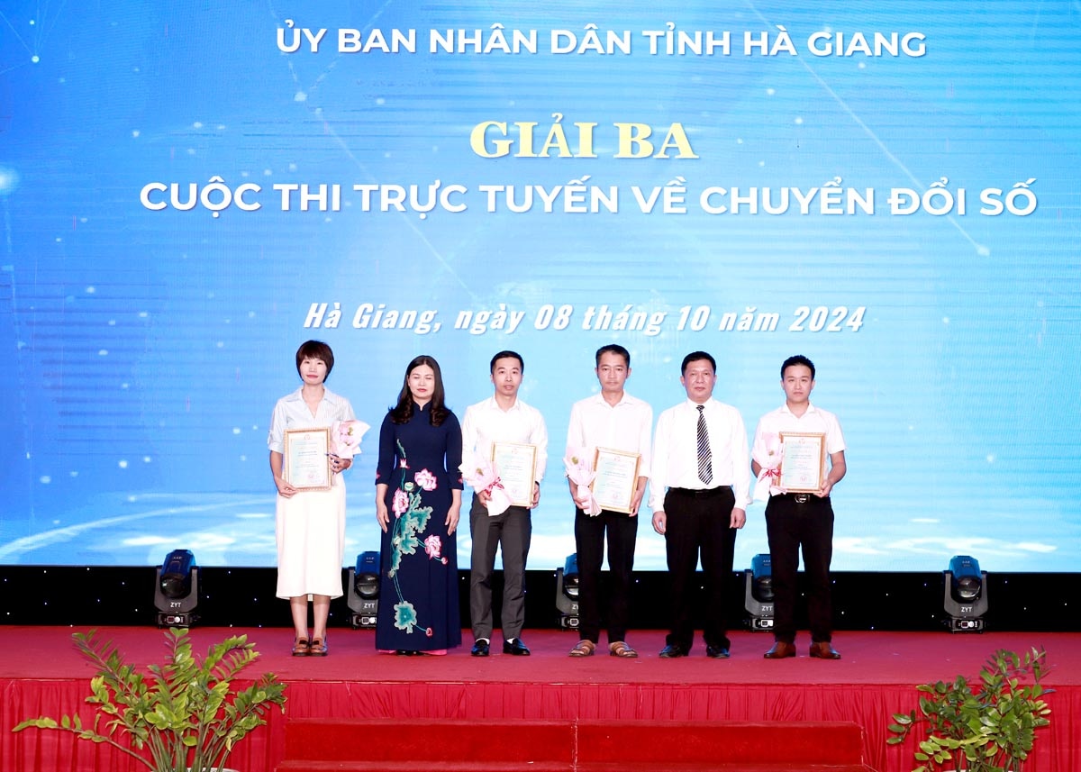 Trưởng Ban Tuyên giáo Tỉnh uỷ Vương Ngọc Hà ; Giám đốc Sở Thông tin và Truyền thông Đỗ Thái Hoà trao giải giải Ba cho các cá nhân.