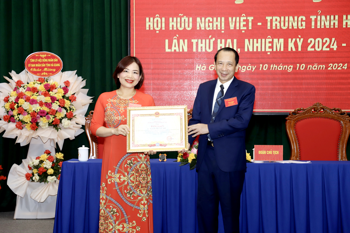 Phó Chủ tịch UBND tỉnh Trần Đức Quý trao Bằng khen của Chủ tịch Hội Hữu nghị Việt Nam - Trung Quốc cho cá nhân có thành tích xuất sắc trong công tác Hội nhiệm kỳ 2019 - 2024