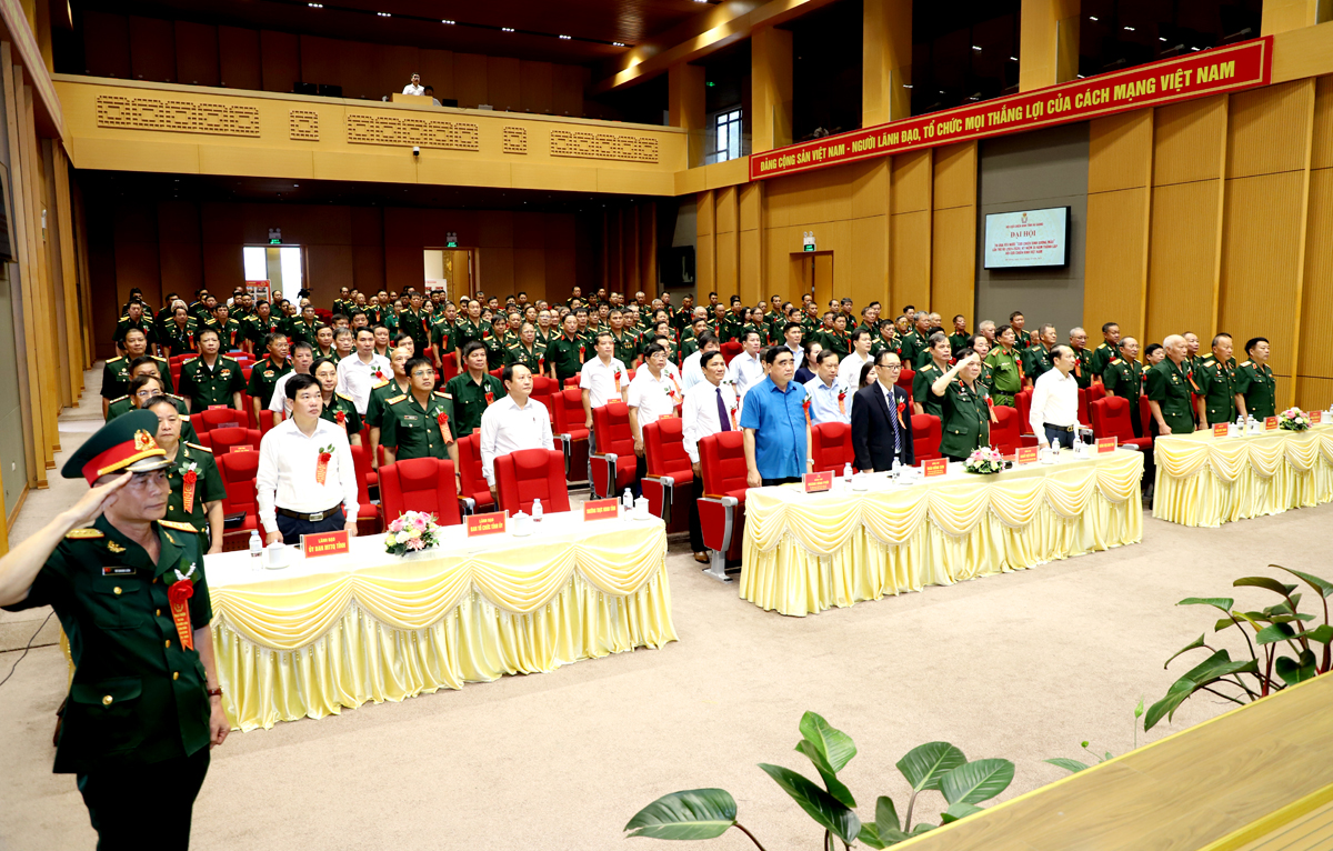 Các đại biểu thực hiện nghi lễ chào cờ.