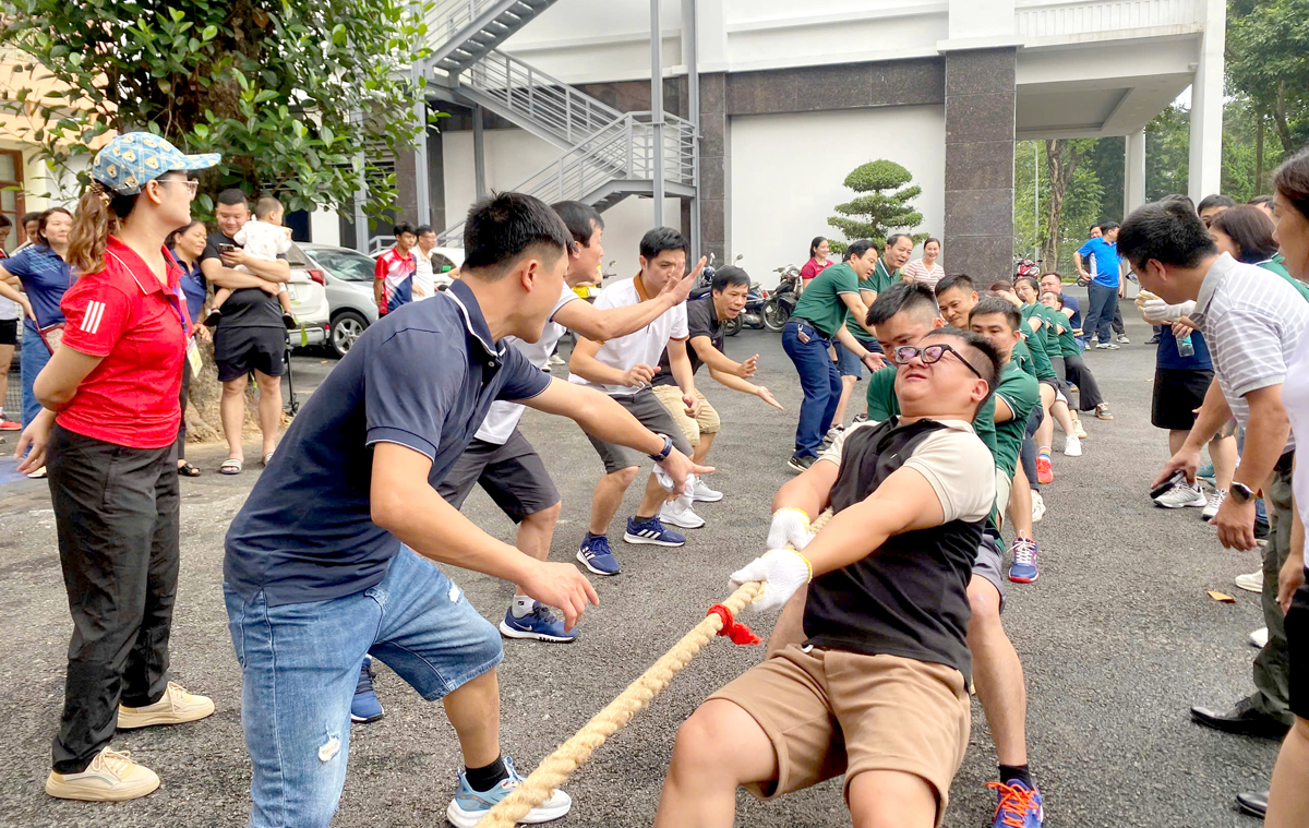 Chung kết môn kéo co giữa Báo Hà Giang và Trường Chính trị tỉnh.