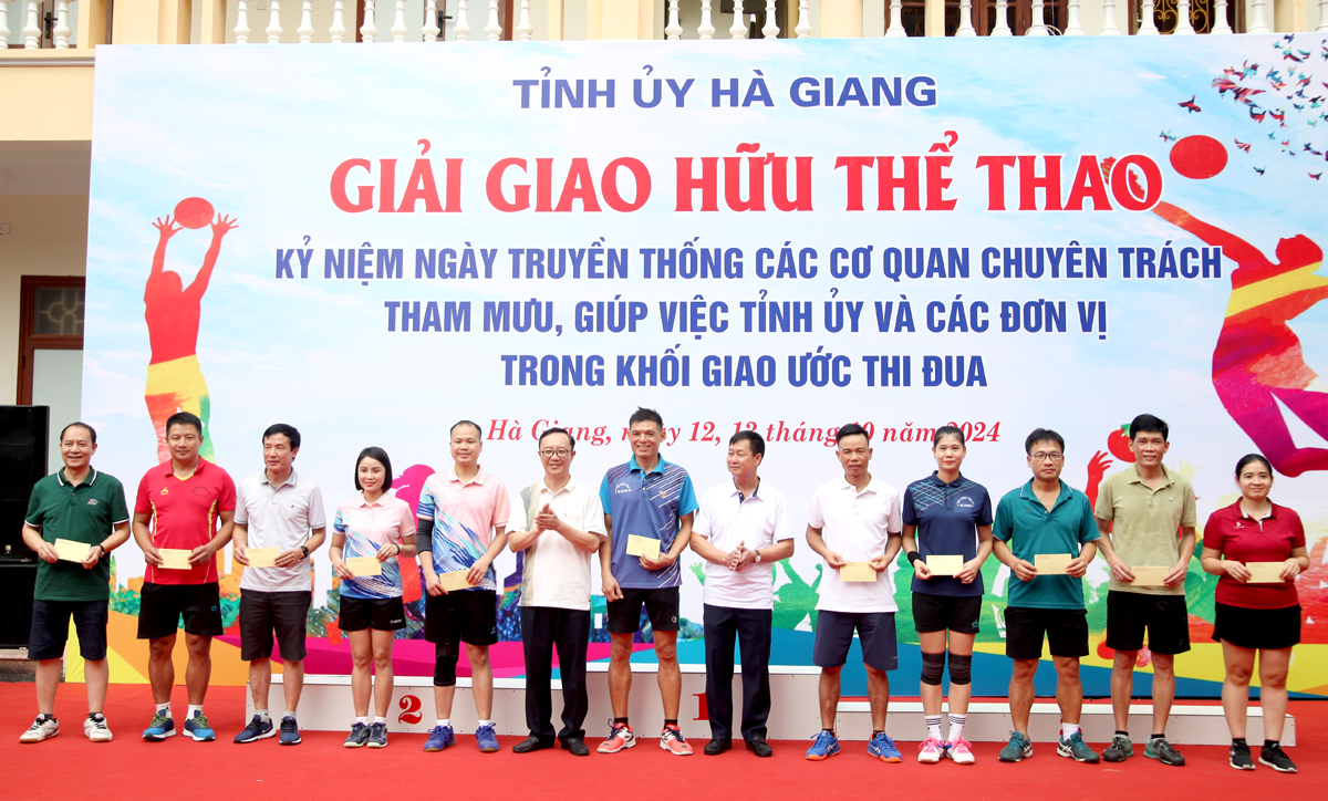 Chủ tịch HĐND tỉnh Thào Hồng Sơn trao thưởng riêng cho các cá nhân, đơn vị đoạt giải Nhất tại giải.