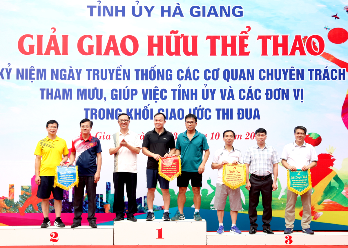 Các vận động viên nội dung Pickleball đôi nam lãnh đạo đoạt giải.