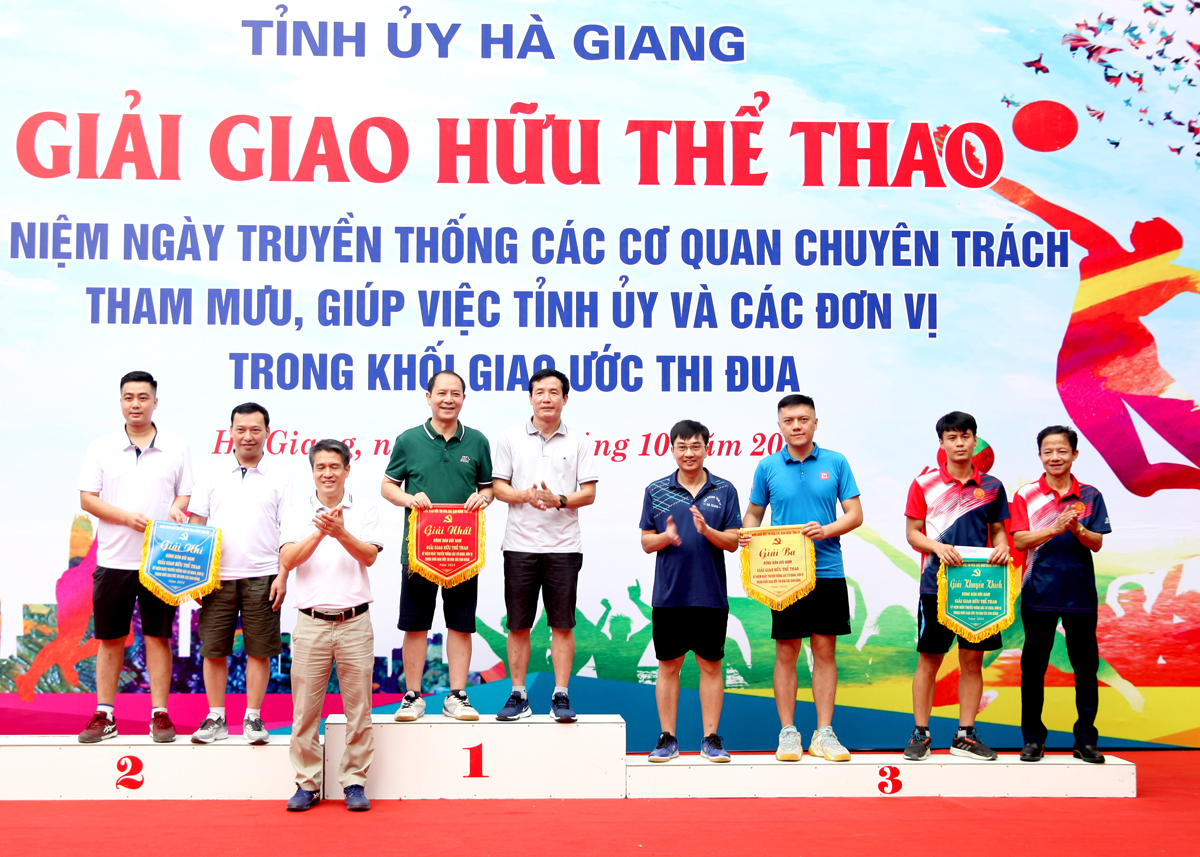 Ban Tổ chức trao giải nội dung bóng bàn đôi nam.