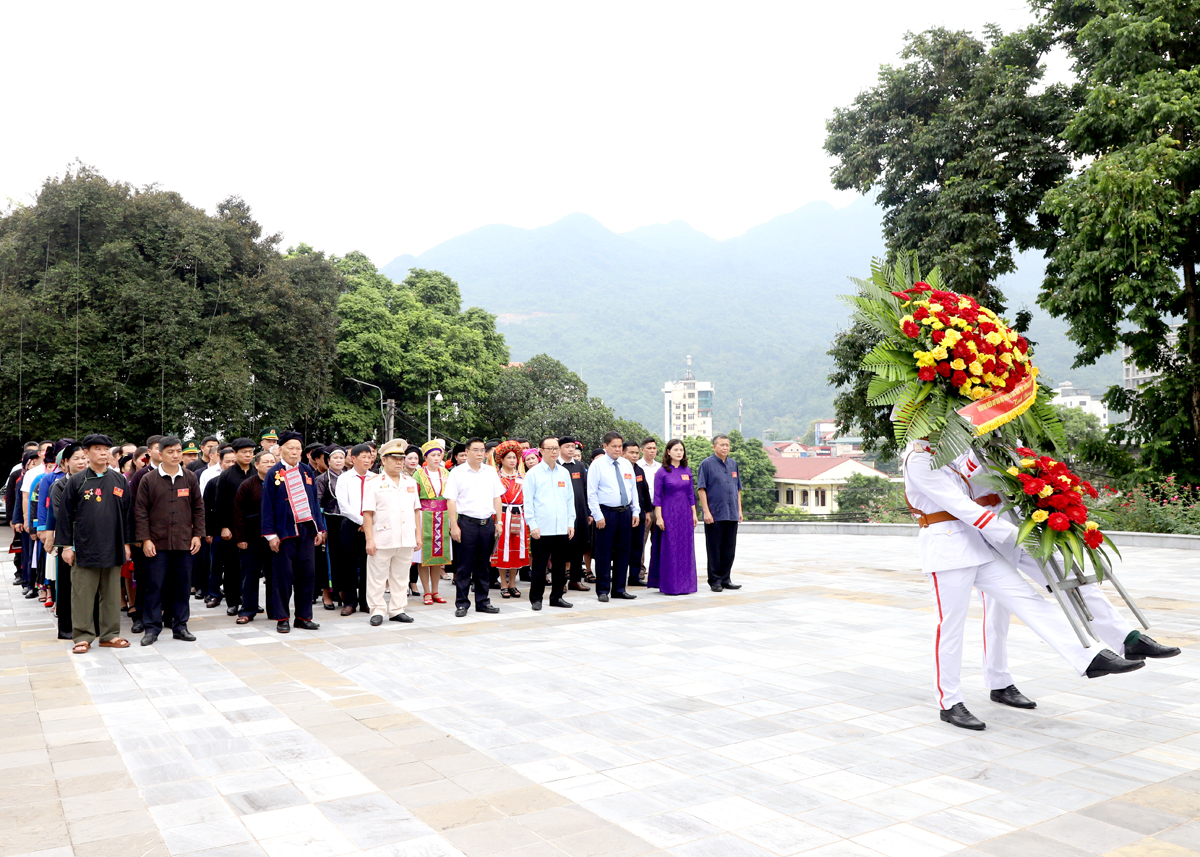 Các đại biểu dâng hoa trước Tượng đài Bác Hồ trong khuôn viên trụ sở Tỉnh ủy.