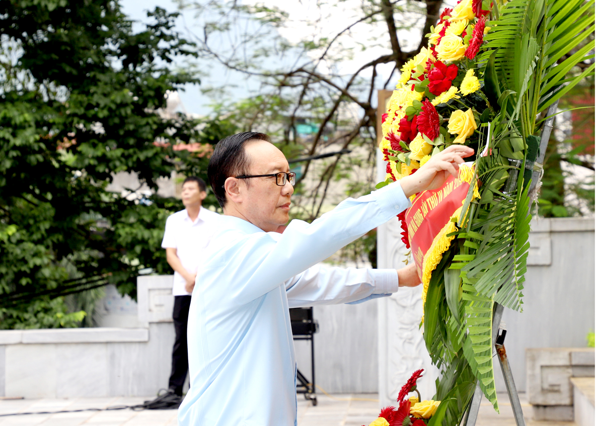 Phó Bí thư Thường trực Tỉnh ủy, Chủ tịch HĐND tỉnh chỉnh hoa dâng lên Bác.