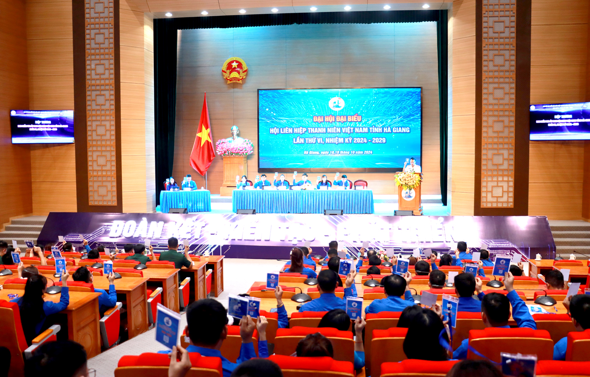 Toàn cảnh phiên họp thứ nhất.