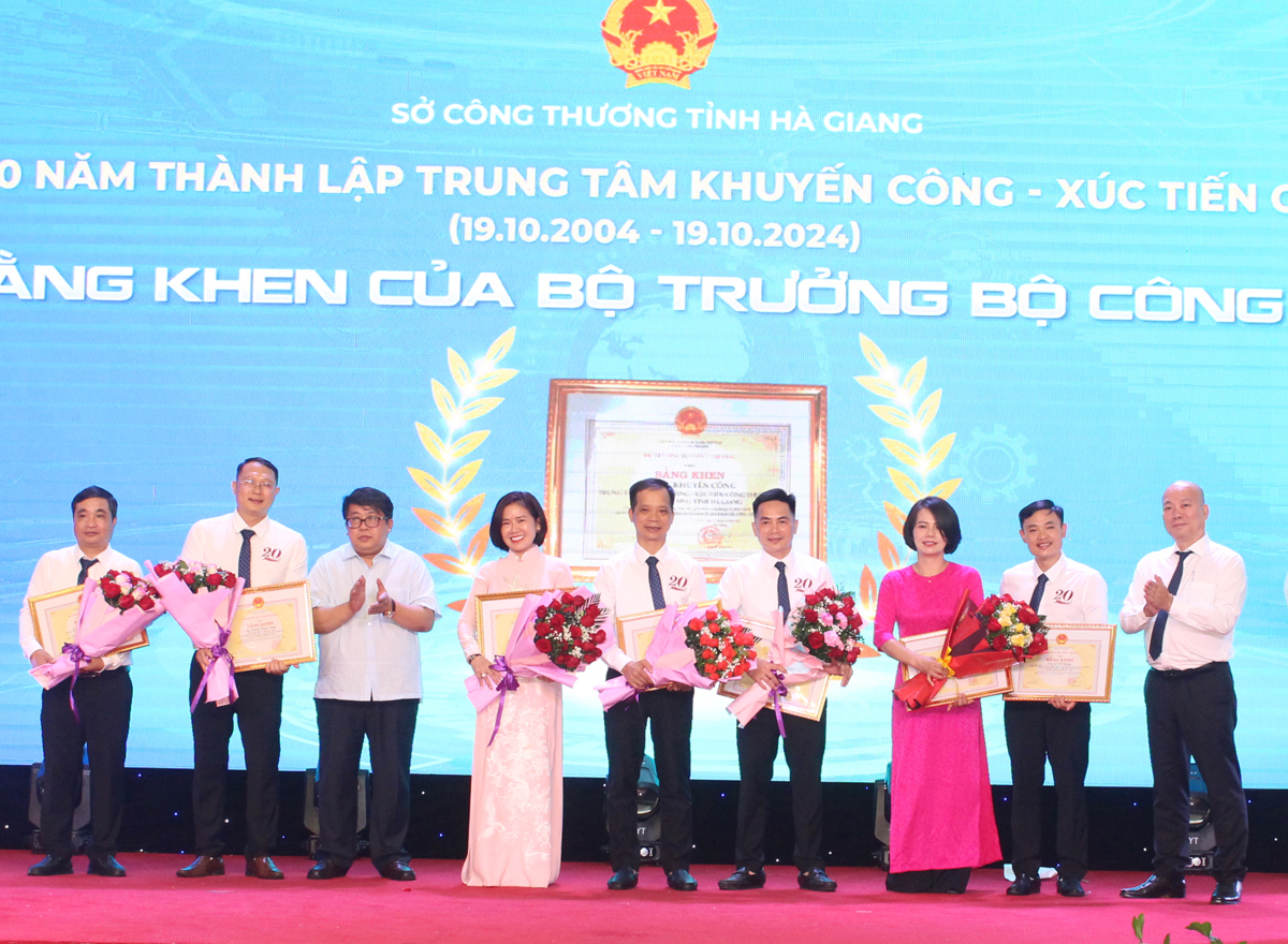 Đại diện lãnh đạo Bộ Công thương trao Bằng khen của Bộ Công thương cho các cá nhân của Trung tâm có thành tích xuất sắc.