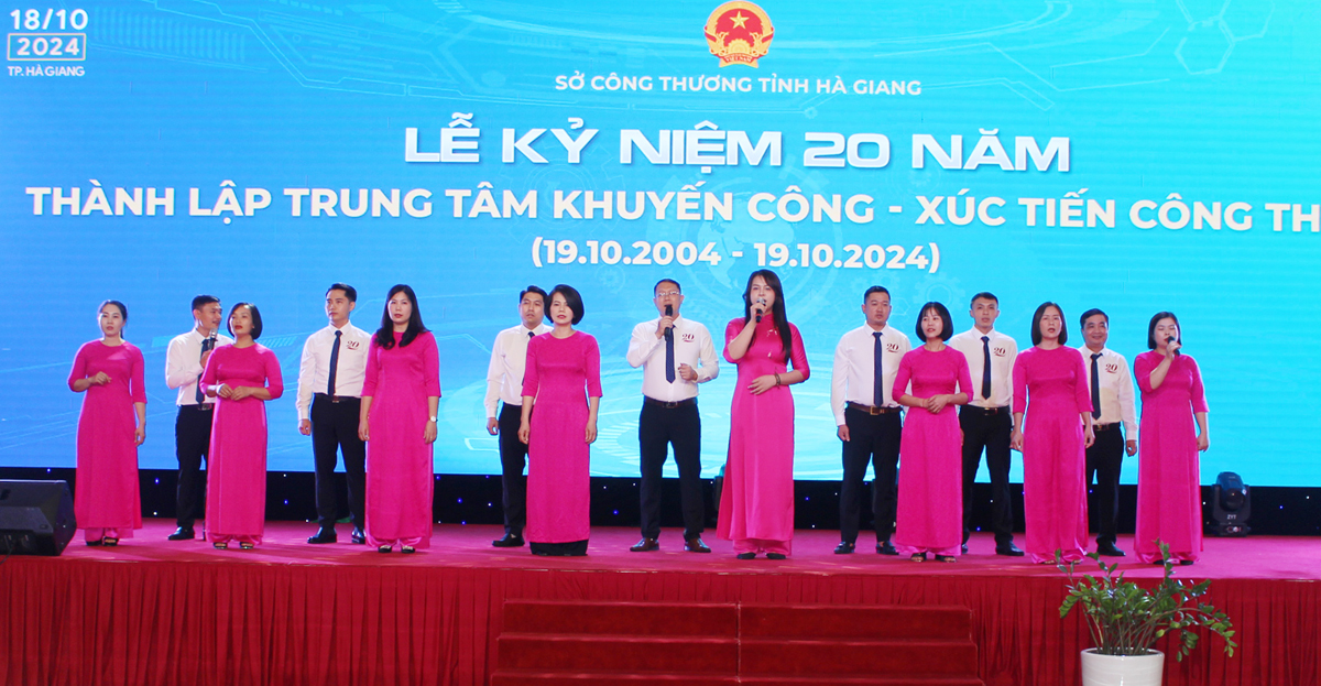 Tiết mục văn nghệ do cán bộ, viên chức Trung tâm Khuyến công – Xúc tiến công thương thực hiện.