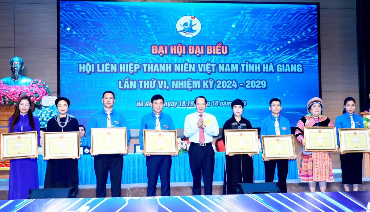 Phó Chủ tịch UBND tỉnh Trần Đức Quý trao Bằng khen của Chủ tịch UBND tỉnh cho các tập thể, cá nhân có thành tích xuất sắc trong công tác Hội và phong trào thanh niên nhiệm kỳ 2019 – 2024.
