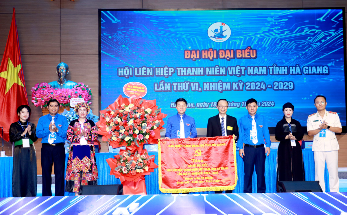 Phó Bí thư Thường trực Tỉnh ủy, Chủ tịch HĐND tỉnh Thào Hồng Sơn tặng Đại hội bức trướng mang dòng chữ “Thanh niên Hà Giang Đoàn kết – Kiến tạo – Phát triển”.
