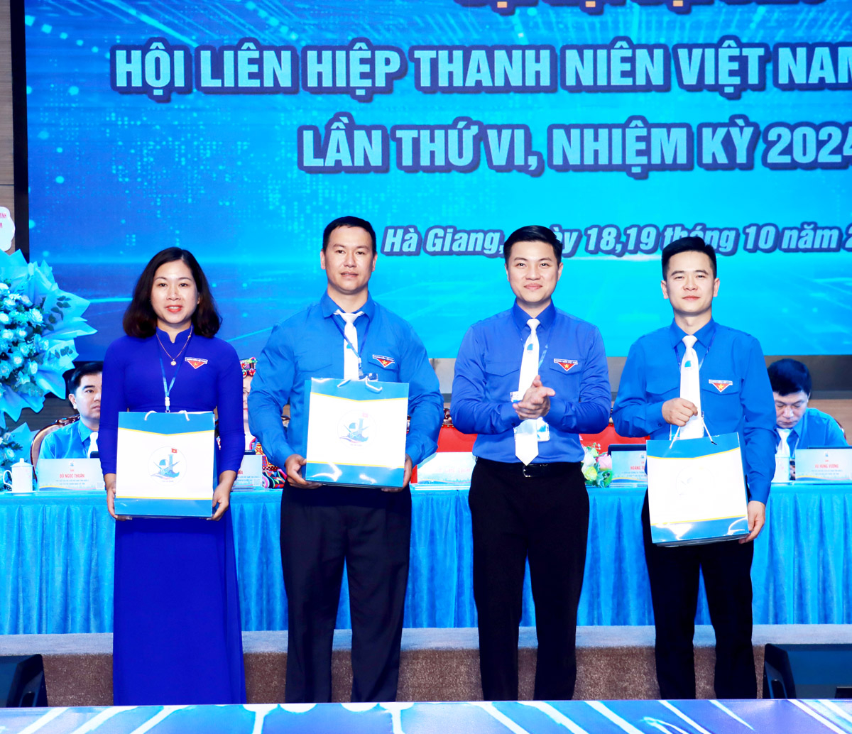 Hội Liên hiệp Thanh niên tỉnh tặng quà chia tay các ủy viên không tiếp tục tham gia Ủy ban Hội khóa VI.