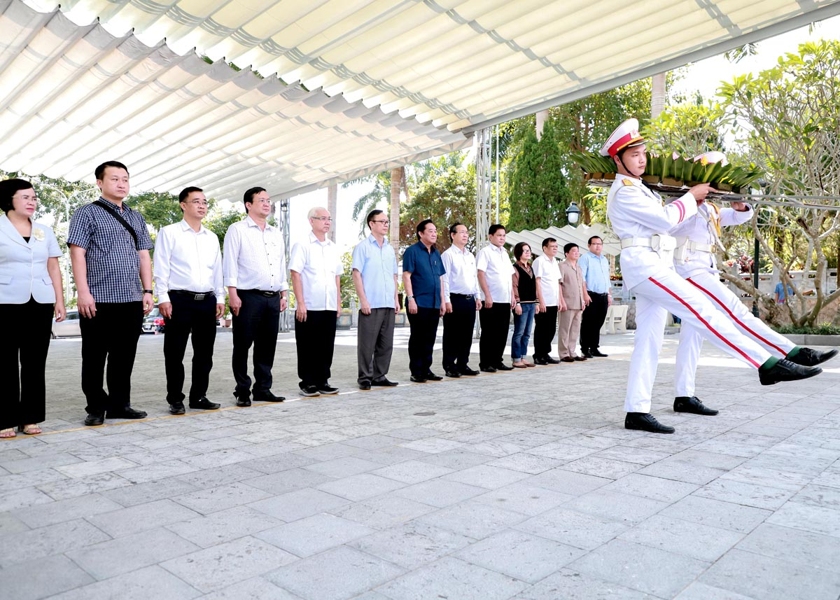 Phó Bí thư Thường trực Tỉnh ủy, Chủ tịch HĐND tỉnh Thào Hồng Sơn và Phó Bí thư Thường trực Tỉnh ủy Bình Dương Nguyễn Hoàng Thao cùng các thành viên trong đoàn dâng vòng hoa tưởng nhớ các Anh hùng liệt sỹ.