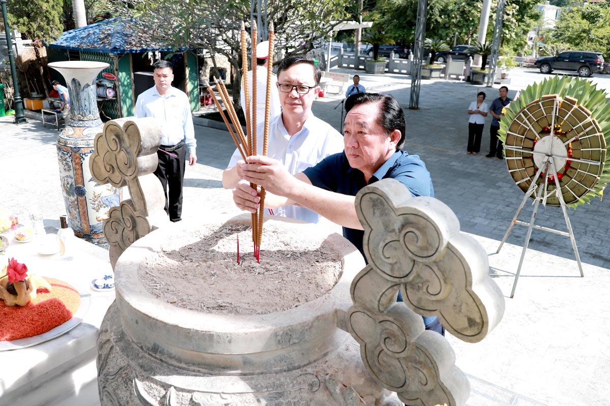 Phó Bí thư Thường trực Tỉnh ủy, Chủ tịch HĐND tỉnh Thào Hồng Sơn và Phó Bí thư Thường trực Tỉnh ủy Bình Dương Nguyễn Hoàng Thao thắp hương tri ân các Anh hùng liệt sỹ.