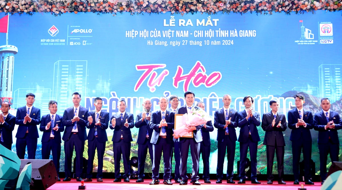 Lãnh đạo Hiệp hội Cửa Việt Nam trao Quyết định thành lập, tặng hoa chúc mừng Chi hội Cửa tỉnh Hà Giang.