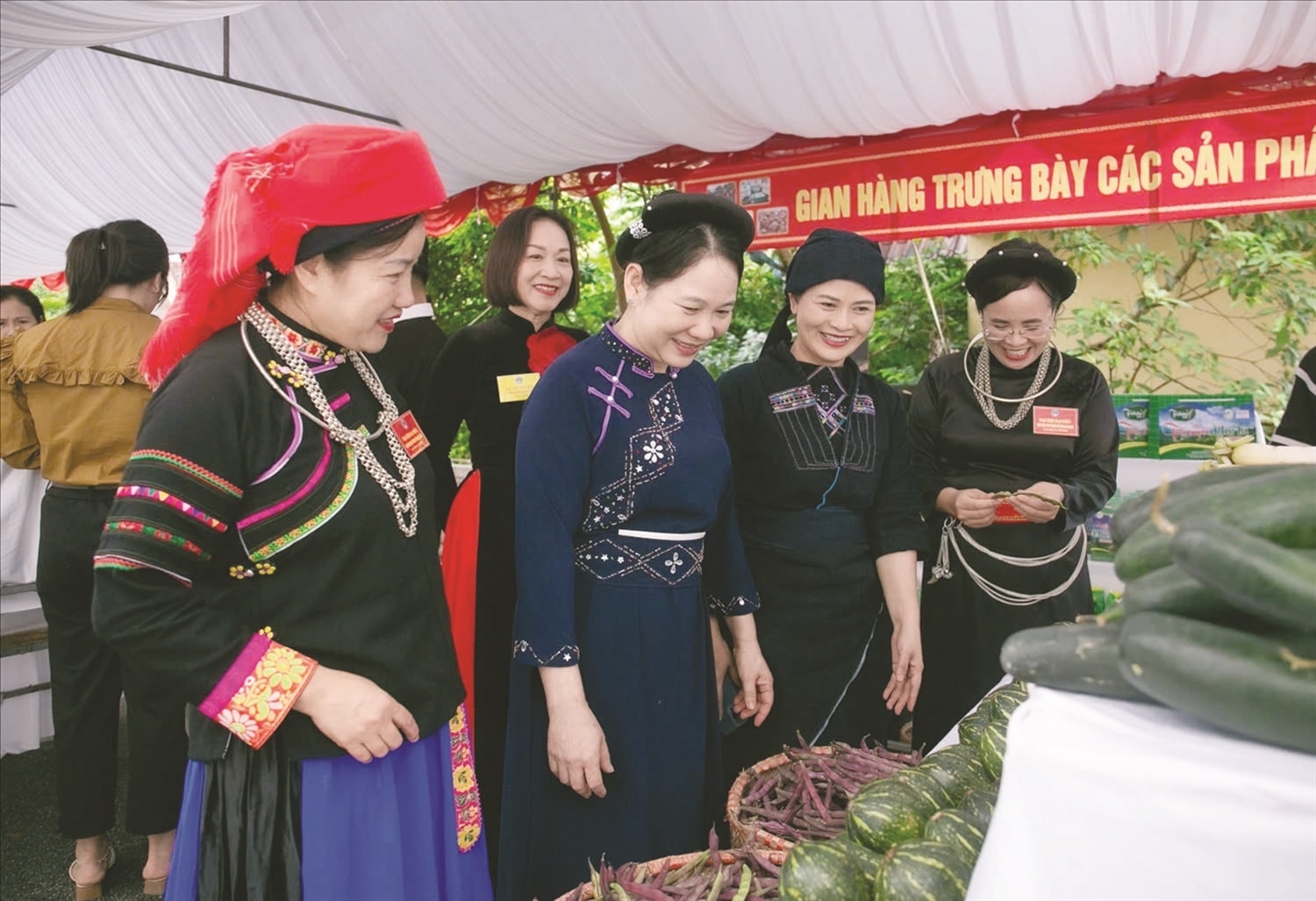 Thứ trưởng, Phó Chủ nhiệm Ủy ban Dân tộc Nông Thị Hà và các đại biểu dự Đại hội đại biểu các DTTS tỉnh Hà Giang lần thứ IV tham quan gian hàng trưng bày sản phẩm nông nghiệp tiêu biểu của tỉnh Hà Giang