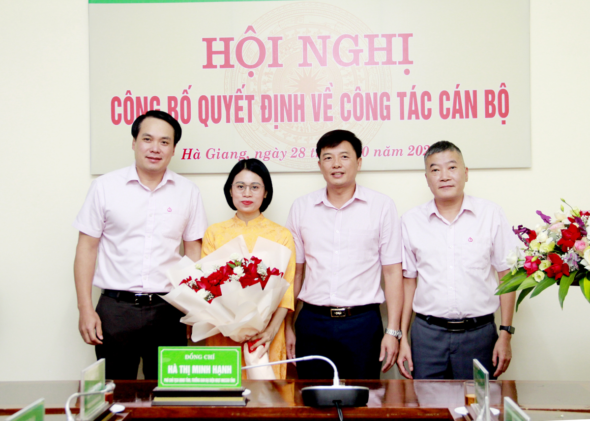 Lãnh đạo Chi nhánh NHCSXH tỉnh tặng hoa chúc mừng bà Phạm Thị Hòa.