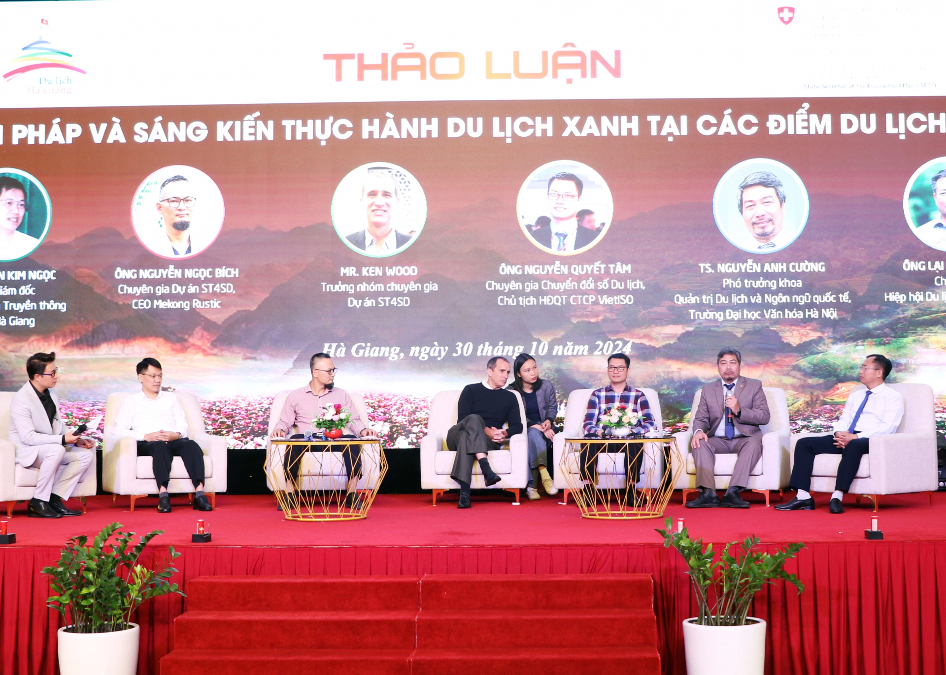 tọa đàm tại diễn đàn.