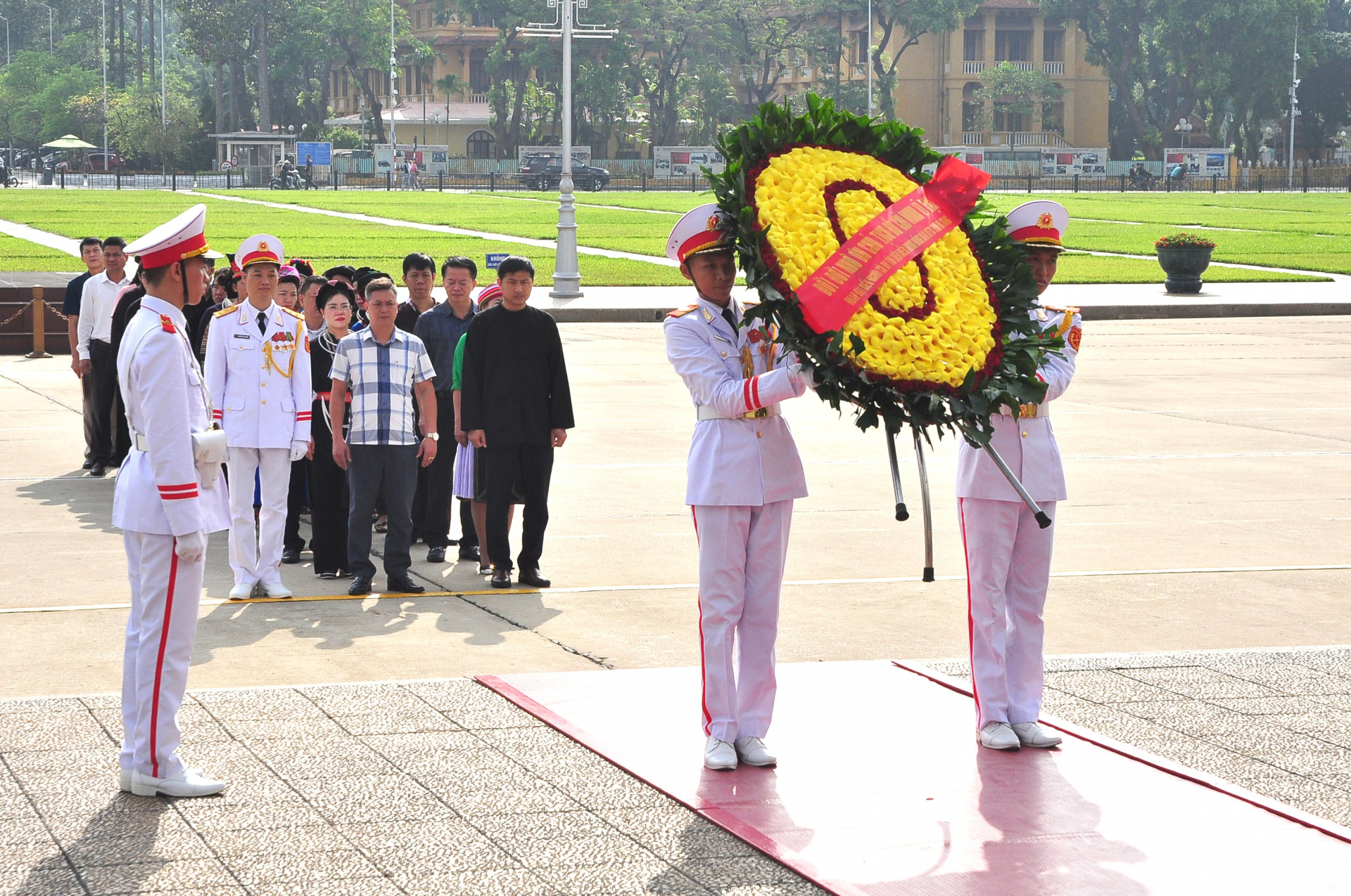 Đoàn đại biểu dân tộc thiểu số tiêu biểu tỉnh Hà Giang vào dâng hoa và vào Lăng viếng Chủ tịch Hồ Chí Minh.
