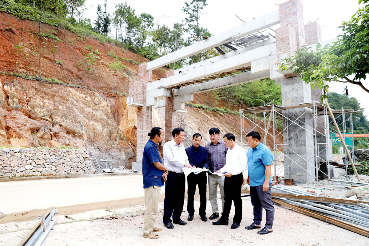 Lãnh đạo huyện Đồng Văn kiểm tra các công trình điểm nhấn sẽ khánh thành vào dịp lễ hội năm nay.