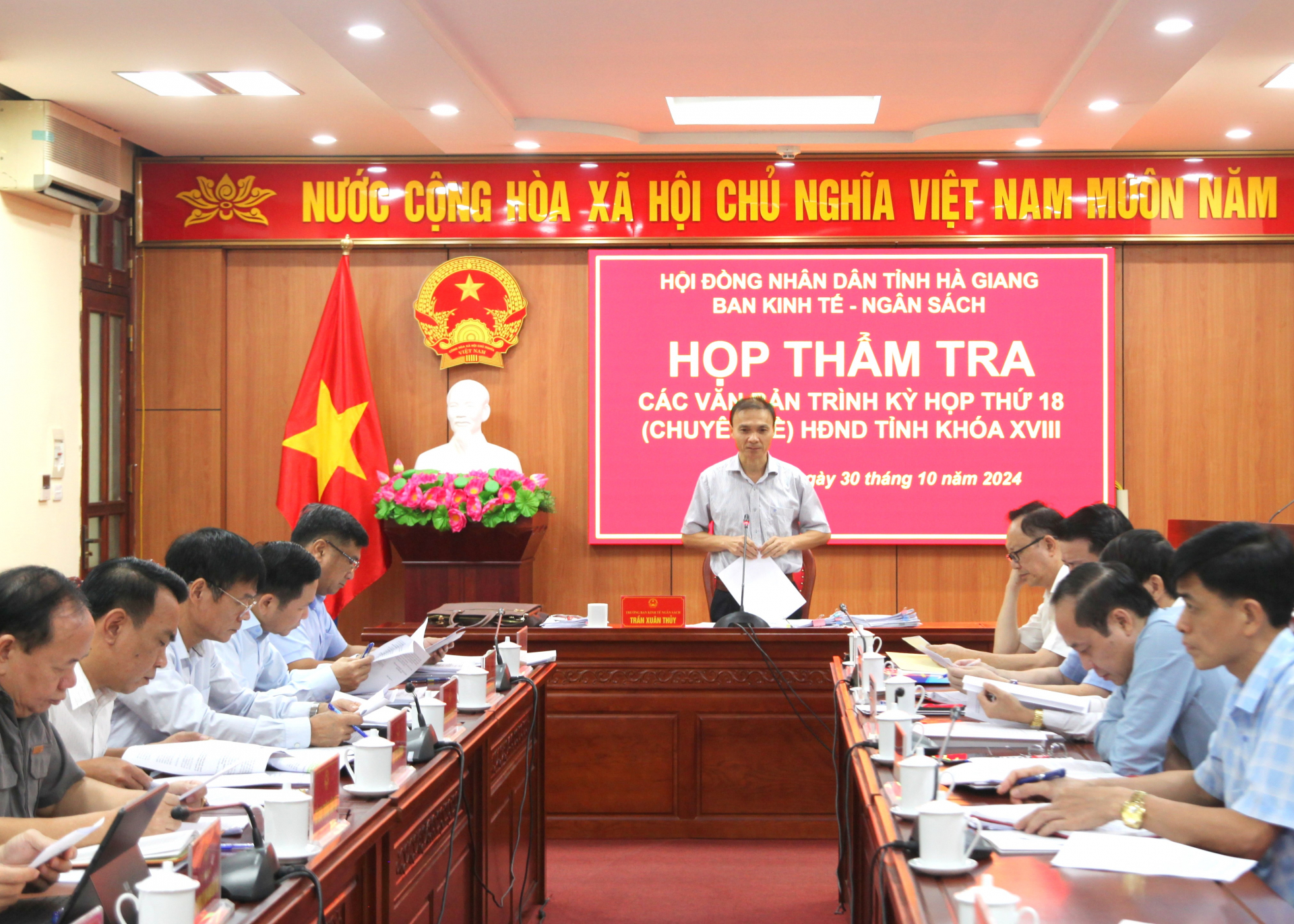 Toàn cảnh cuộc họp.