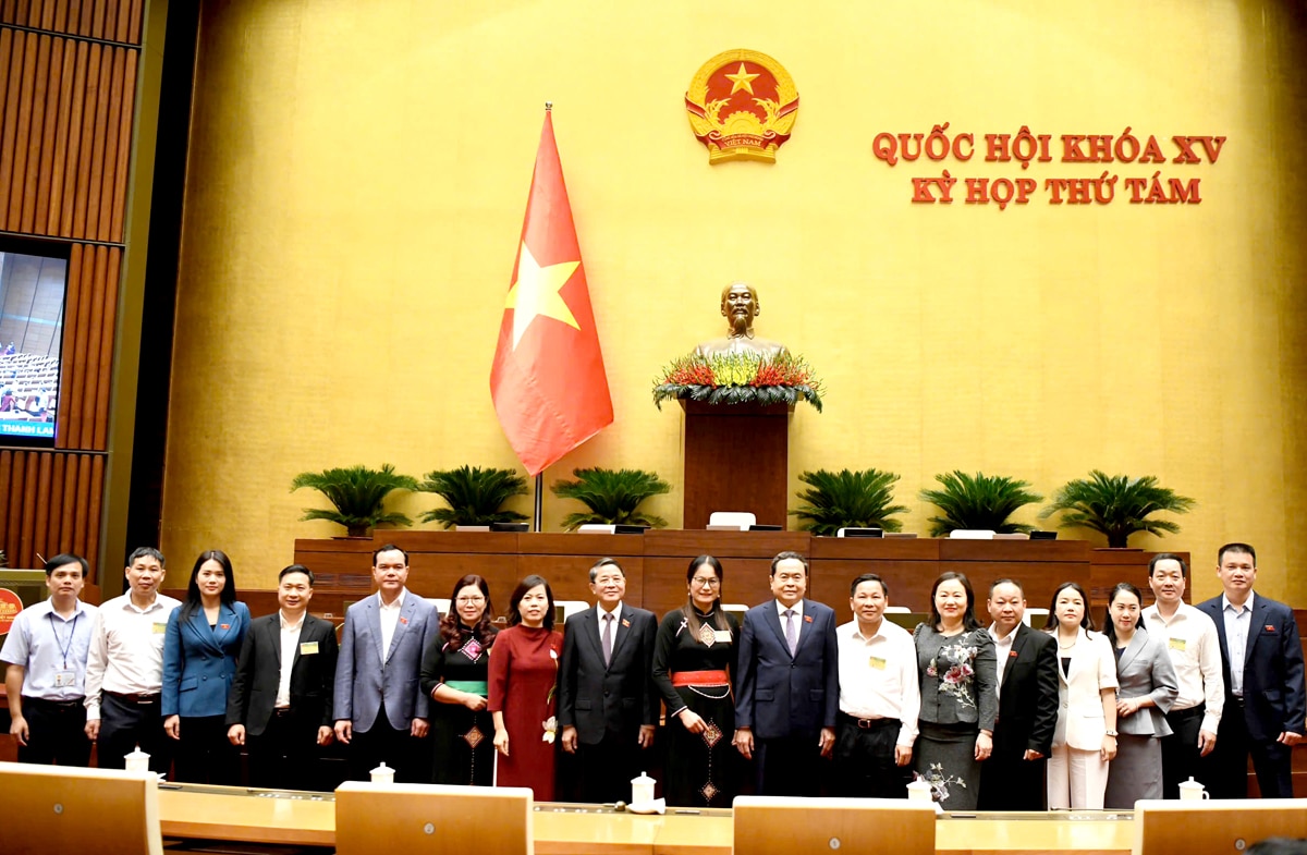 Đoàn đại biểu HĐND tỉnh chụp ảnh lưu niệm với Chủ tịch Quốc hội Trần Thanh Mẫn, các đồng chí Phó Chủ tịch Quốc hội và Đoàn ĐBQH tỉnh ta bên lề phiên họp. Ảnh: CTV