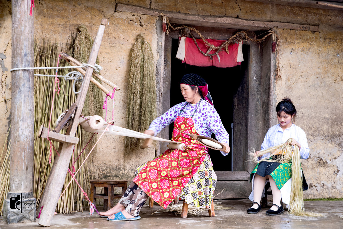 Làng Thèn Pả có 11 hộ dân họ Vàng, đều là anh em trong một đại gia đình đã sinh sống cùng nhau từ lâu đời. Hiện có 5 hộ đã tham gia làm du lịch cộng đồng, trong đó, 3 hộ trực tiếp nấu rượu, làm vải lanh, nấu mèn mén.