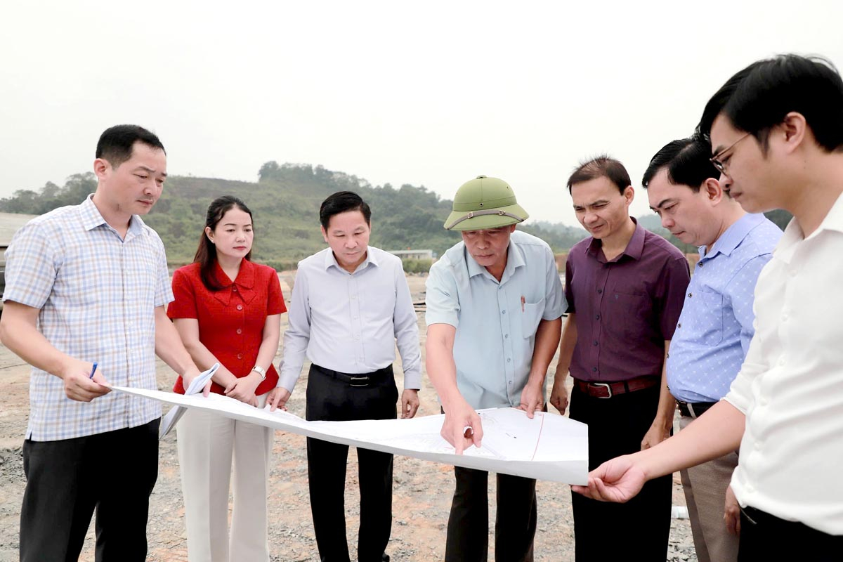 Phó Chủ tịch HĐND tỉnh Hoàng Văn Vịnh cùng các thành viên Đoàn giám sát số 1 HĐND tỉnh giám sát tiến độ dự án Khu liên hợp Thể thao và Văn hóa tỉnh (Giai đoạn I).
