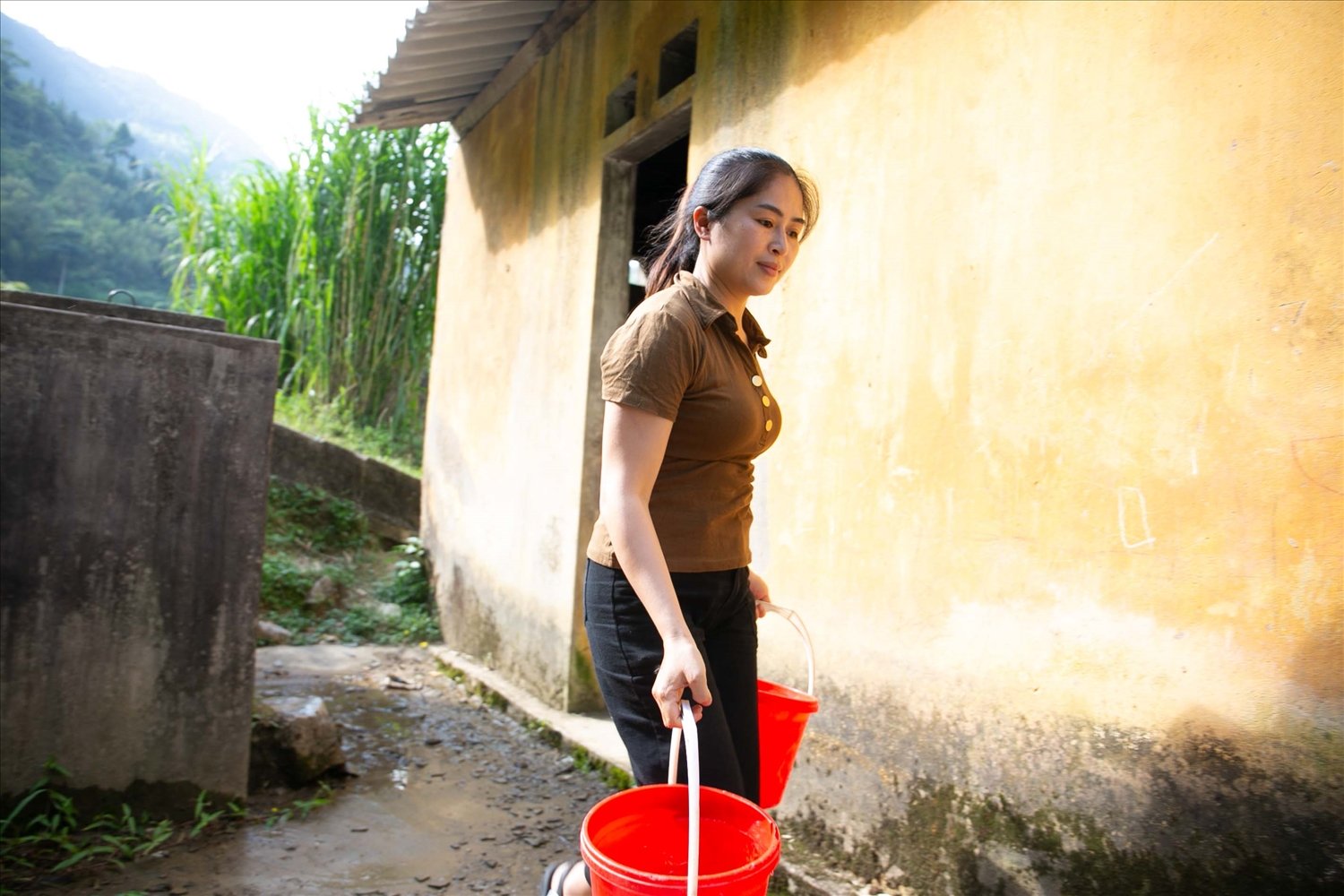 Mỗi buổi sáng, cô giáo Hoàng Thị Linh lại tất tả chuẩn bị nước sinh hoạt cho cô và trò tại Điểm trường.