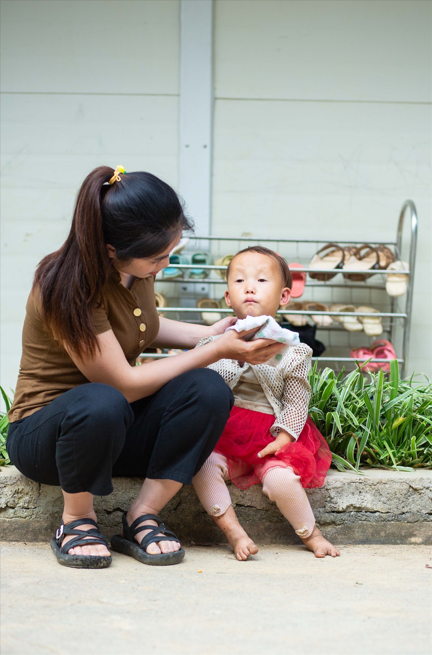 Em Lù Thị Chai là một trong những trường hợp có hoàn cảnh gia đình đặc biệt khó khăn của Điểm trường Cá Lủng, Trường mầm non Lũng Thầu.