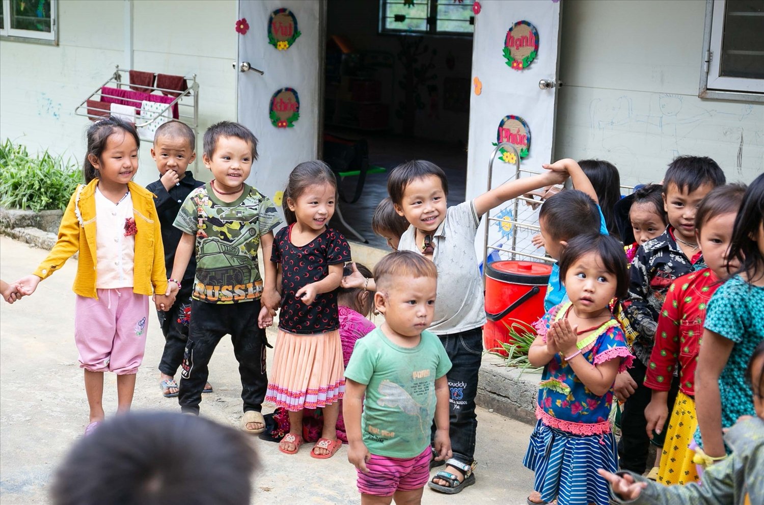 Phần lớn các em học sinh tại Điểm trường Cá Lủng đều là con em những hộ gia đình có hoàn cảnh khó khăn.