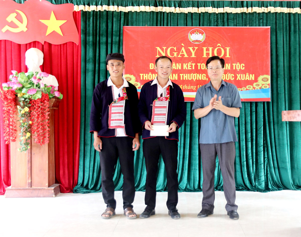 Chủ nhiệm Ủy ban Kiểm tra Tỉnh ủy Trần Quang Minh tặng quà cho thôn Xuân Thượng.