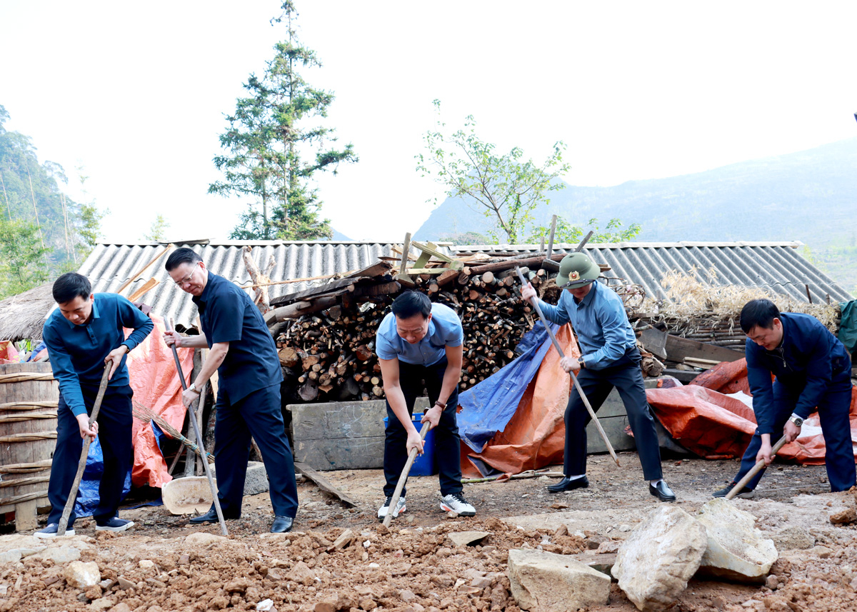 Trưởng ban Dân vận Tỉnh ủy Trần Mạnh Lợi cùng các đại biểu tham gia khởi công xây dựng nhà ở cho hộ nghèo xã Lũng Pù.