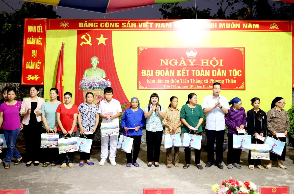 Chủ tịch UBND tỉnh Nguyễn Văn Sơn, Bí thư Thành ủy Hà Giang Chúng Thị Chiên và lãnh đạo Ủy ban MTTQ tỉnh tặng quà các gia đình trên địa bàn thôn Tiến Thắng.