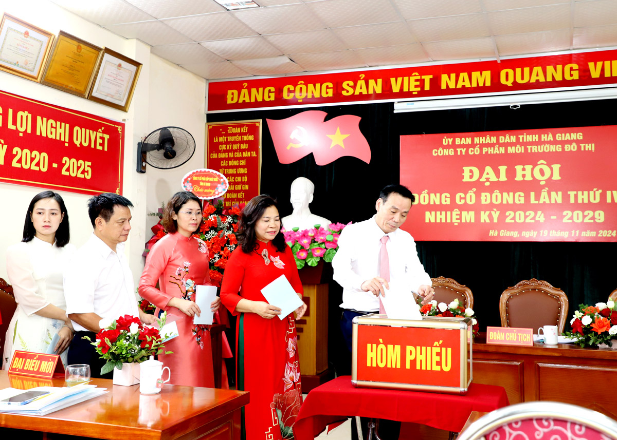 Bỏ phiếu bầu Hội đồng Quản trị và Ban Kiểm soát công ty.