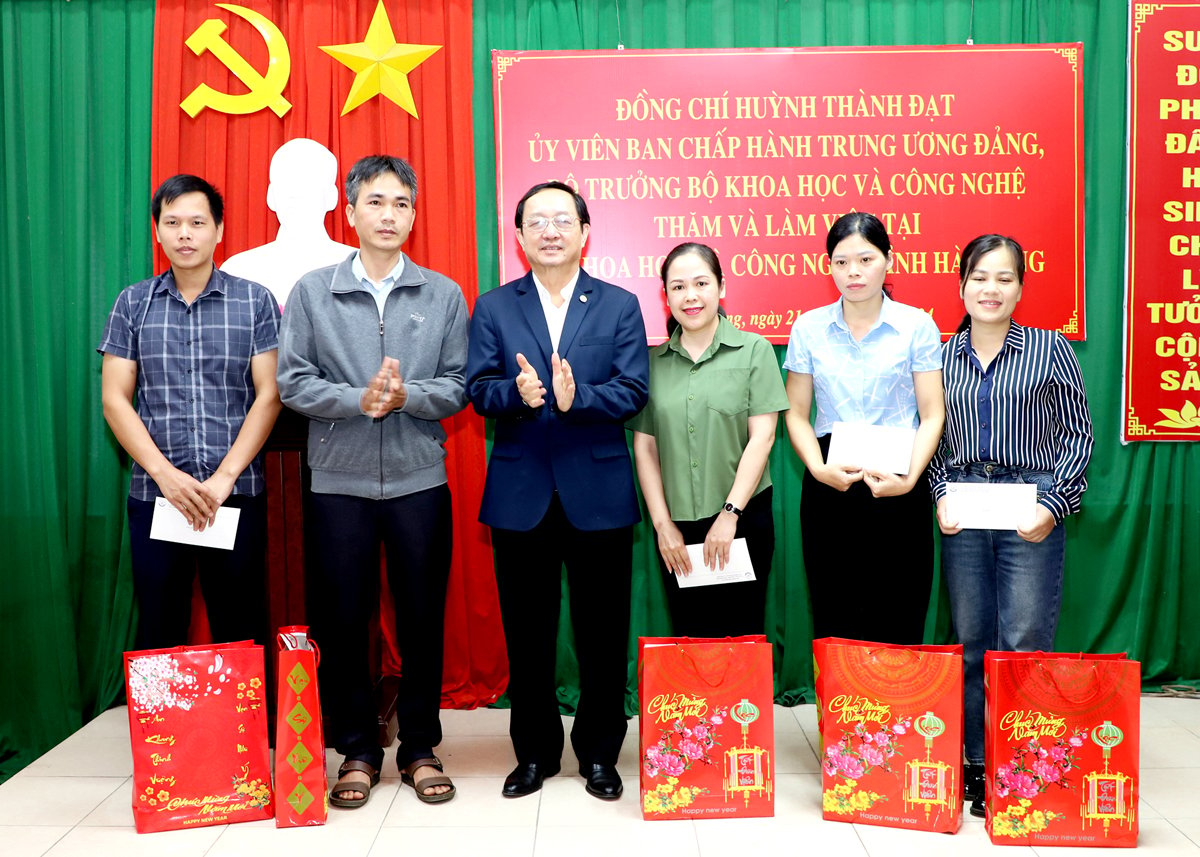 Bộ trưởng Bộ Khoa học và Công nghệ Huỳnh Thành Đạt trao quà cho các đoàn viên công đoàn Sở Khoa học và Công nghệ có hoàn cảnh khó khăn.