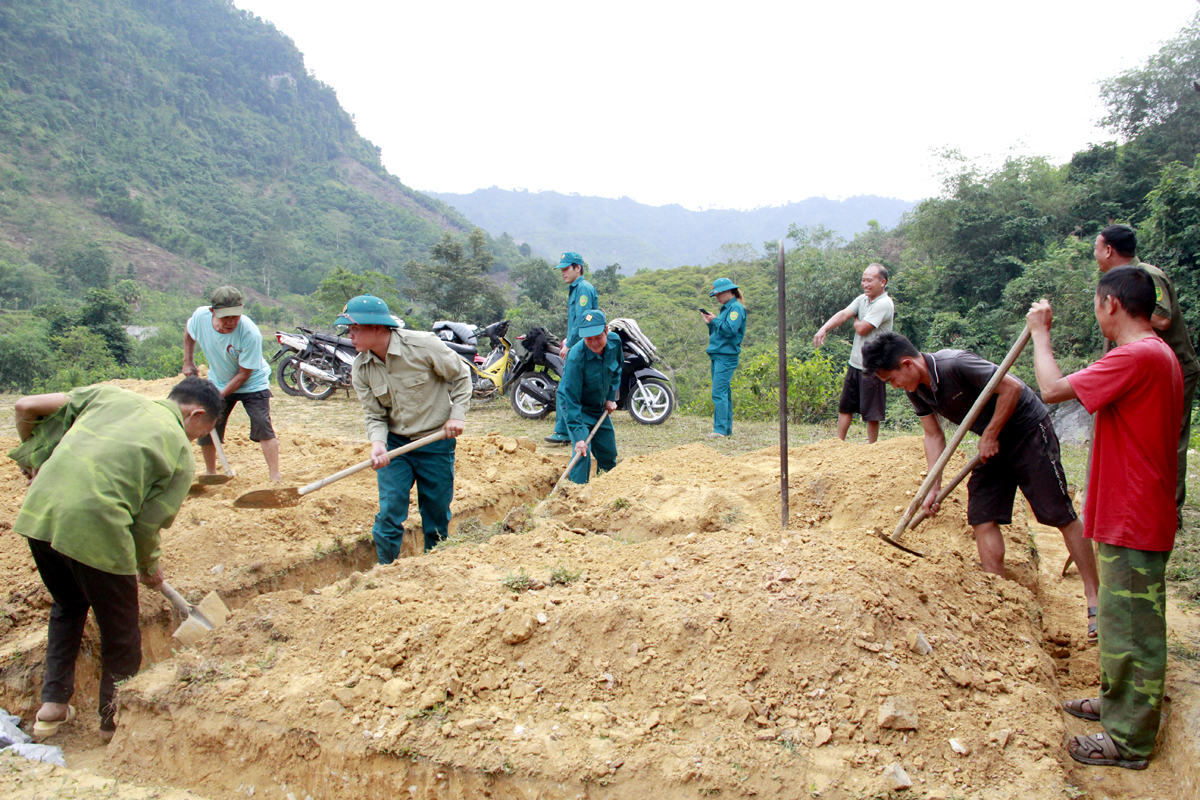 Các lực lượng và người dân hỗ trợ xây dựng nhà ở cho bà Chấu Thị Tùng, thôn Khuổi Khà, xã Ngọc Linh.