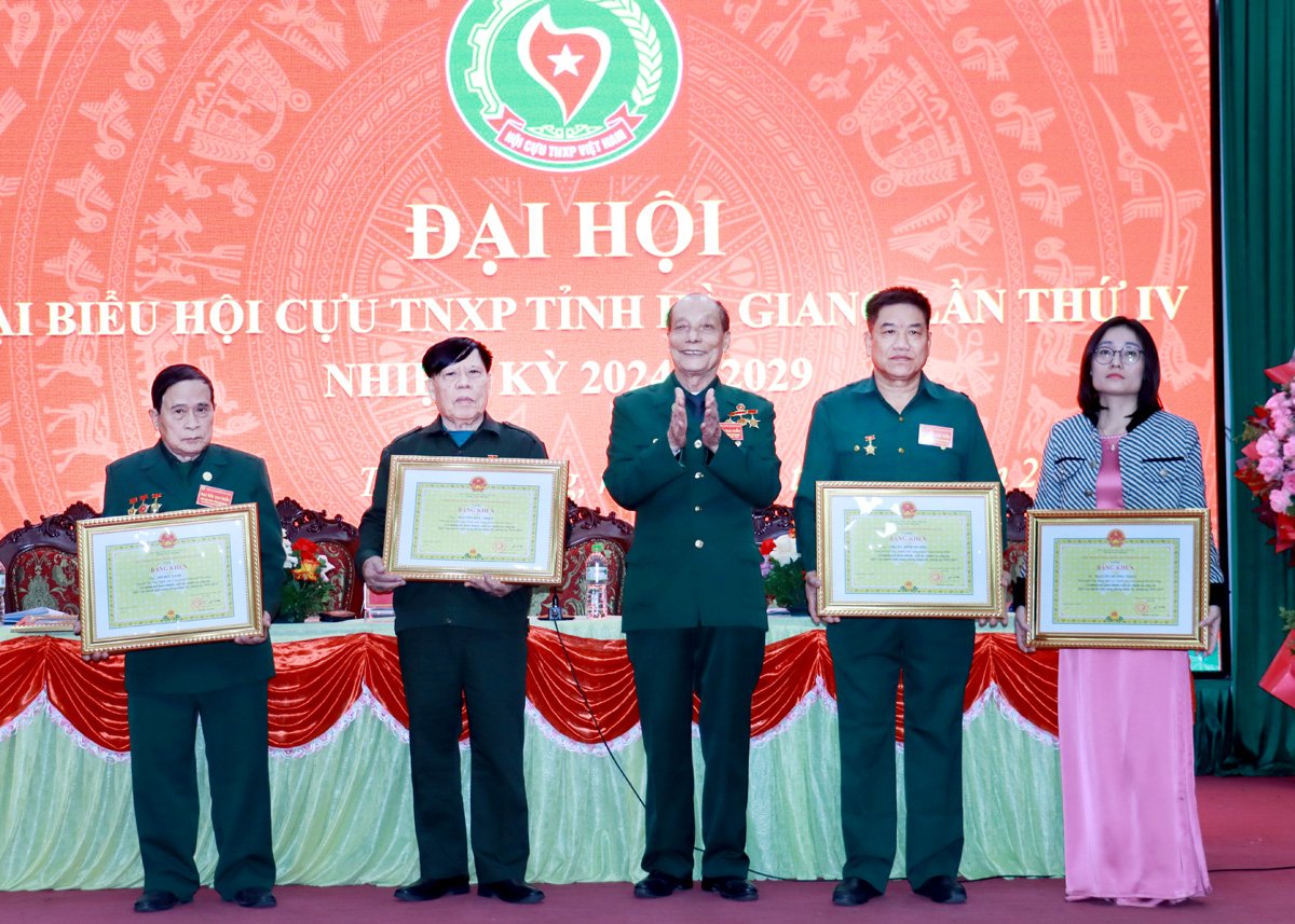 Các tập thể, cá nhân có thành tích xuất sắc được nhận bằng khen của Chủ tịch UBND tỉnh.