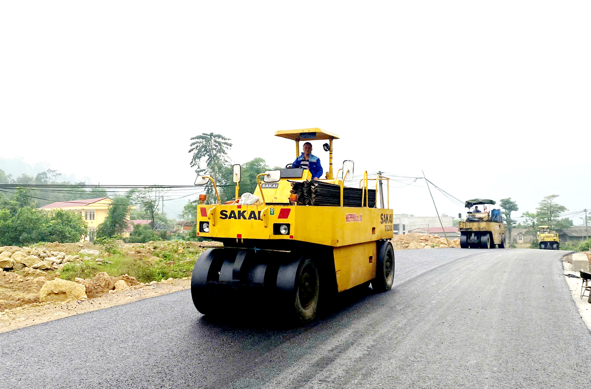 Tranh thủ thời tiết thuận lợi, nhà thầu thi công huy động máy móc, nhân lực để hoàn thành đường Bắc Quang - Xín Mần.