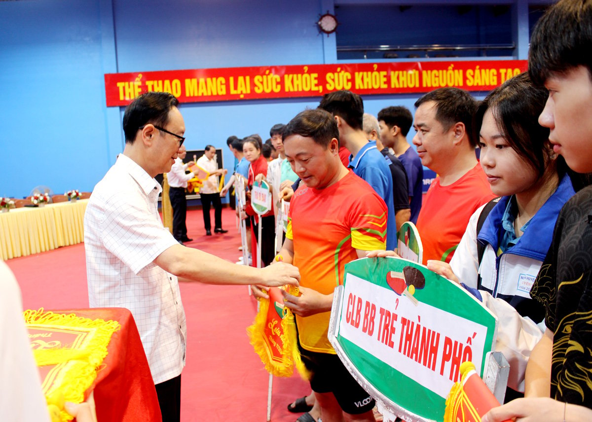 Đồng chí Thào Hồng Sơn, Phó Bí thư Thường trực Tỉnh ủy, Chủ tịch HĐND tỉnh trao Cờ lưu niệm cho các đoàn tham dự giải.