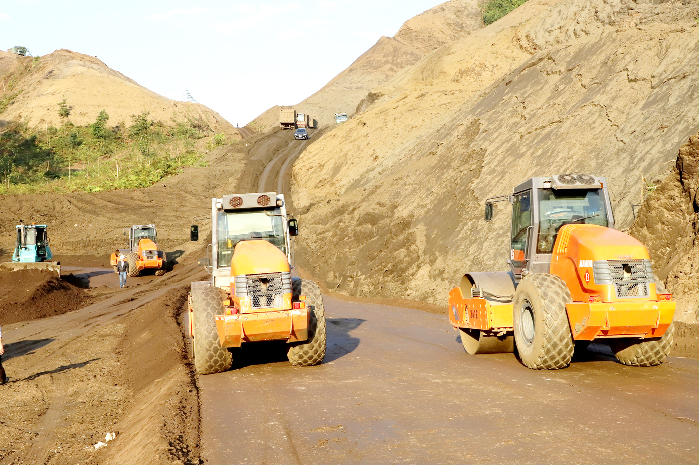 Rộn ràng tiếng máy trên công trường Cao tốc Tuyên Quang – Hà Giang.
