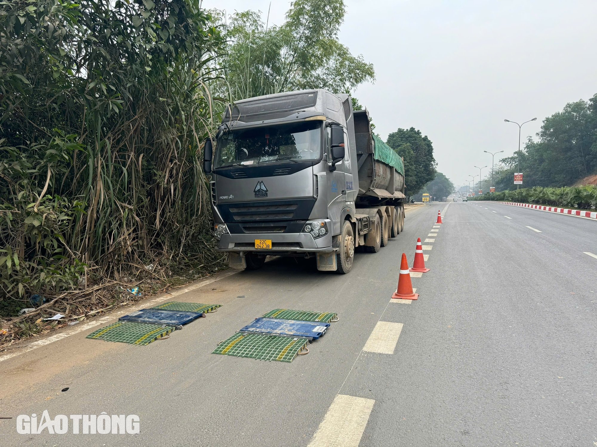 Xe chở đất quần thảo đường liên xã ở Tuyên Quang- Ảnh 5.