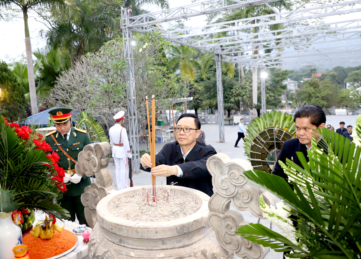 Phó Bí thư Thường trực Tỉnh ủy, Chủ tịch HĐND tỉnh Thào Hồng Sơn thắp hương tưởng nhớ công ơn các AHLS.