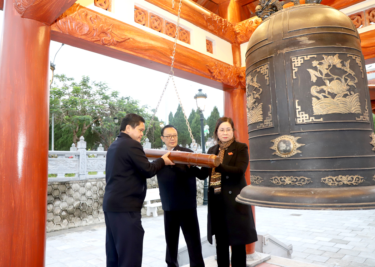 Các đồng chí lãnh đạo tỉnh thỉnh chuông viếng anh linh các AHLS.