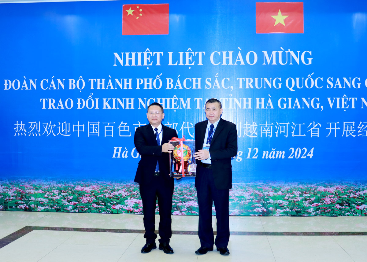 Đồng chí Lý Chiến Giang, Phó Trưởng ban Tổ chức Thành ủy Bách Sắc tặng quà Ban Tổ chức Tỉnh ủy Hà Giang.