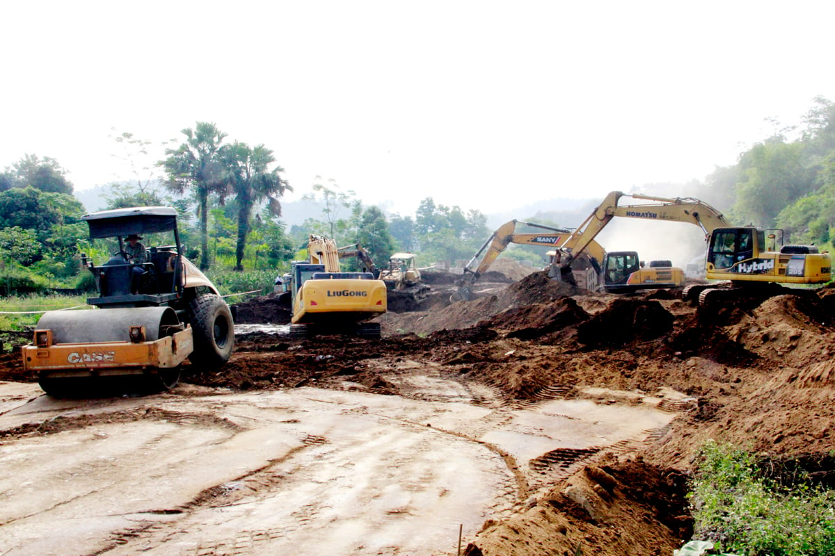 Đơn vị thi công đẩy nhanh tiến độ thực hiện Dự án đường nội thị thị trấn Vị Xuyên (Vị Xuyên).             Ảnh: BIỆN LUÂN
