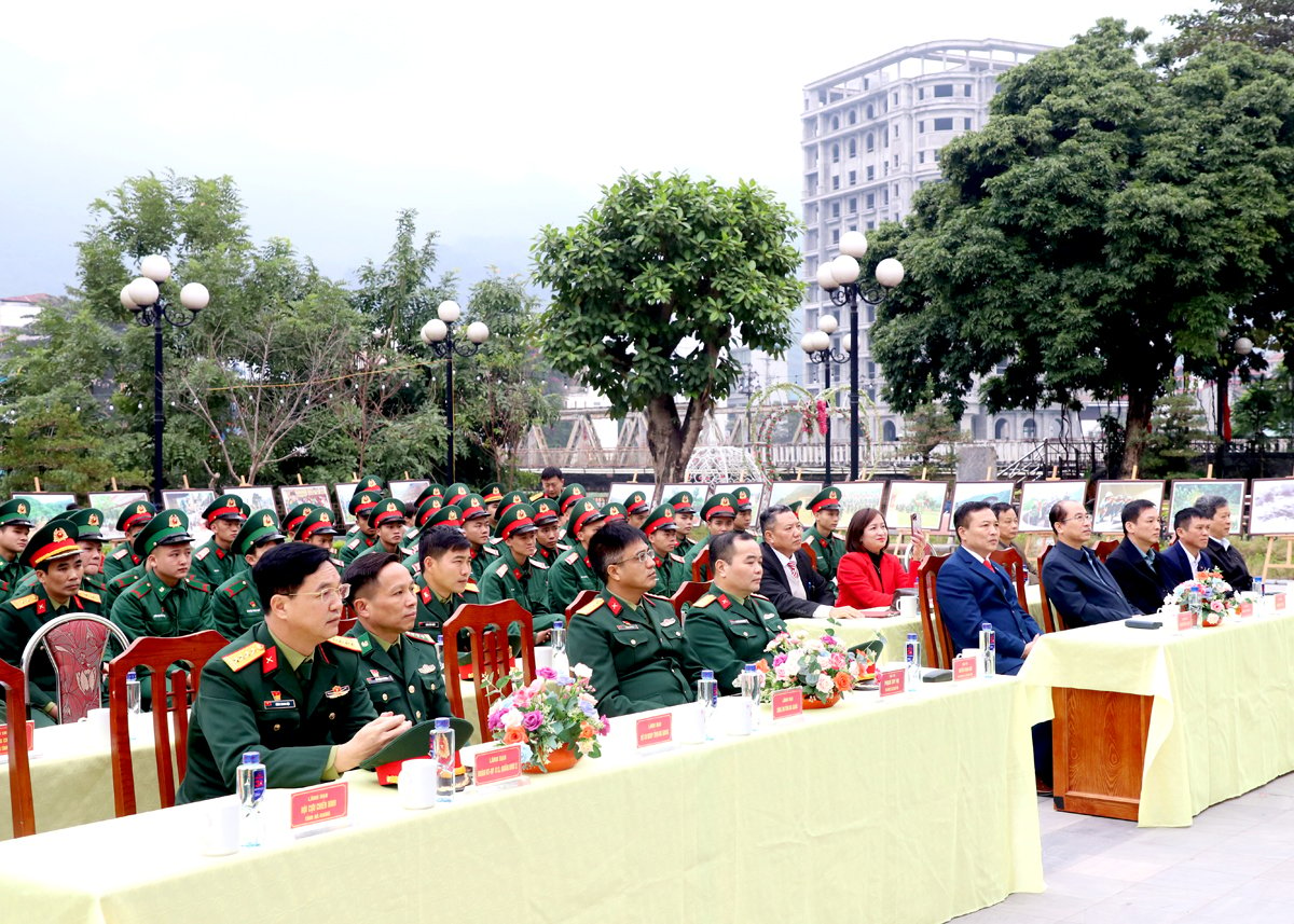 Các đại biểu dự khai mạc triển lãm.