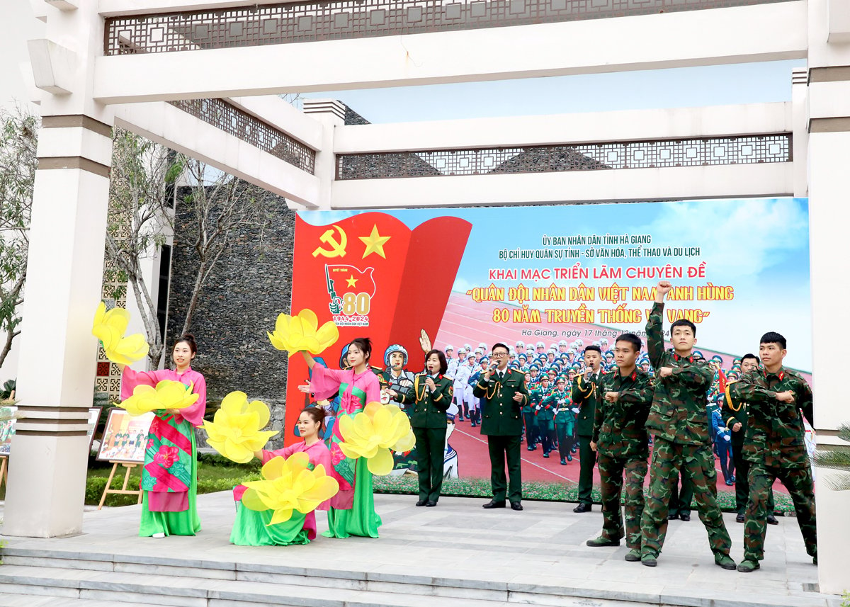 Văn nghệ tại buổi khai mạc triển lãm.